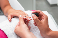 Trendy w manicure - jak wybrać idealne lakiery do paznokci na każdą okazję