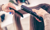 Profesjonalna prostownica do włosów – jak wybrać odpowiedni model?
